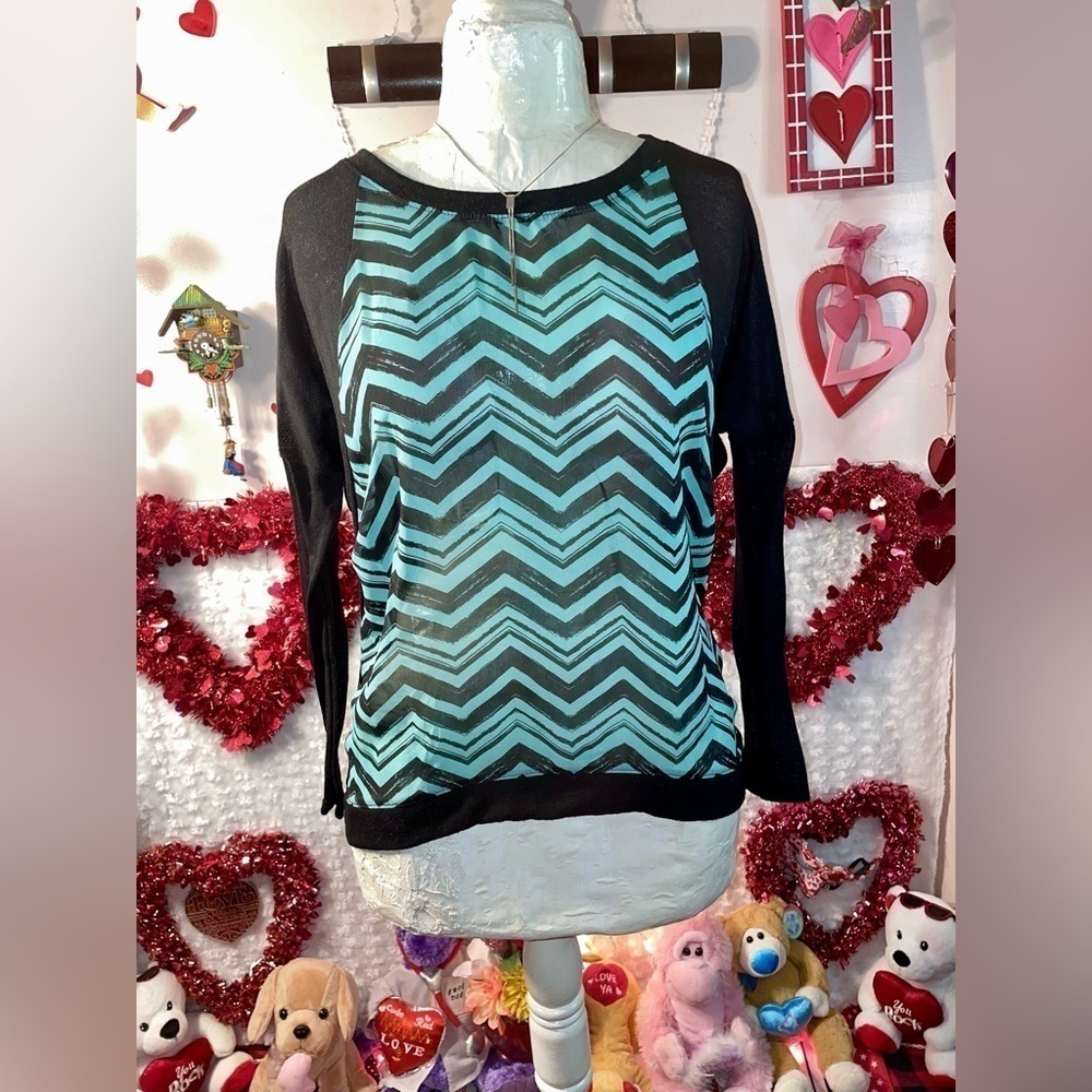 Pre Loved Hardly worn Rue 21 Size Small Green and Black Chevron L Sleeve. Shirt